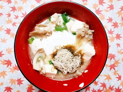 豆腐と舞茸と落とし卵ととろろ昆布の味噌汁